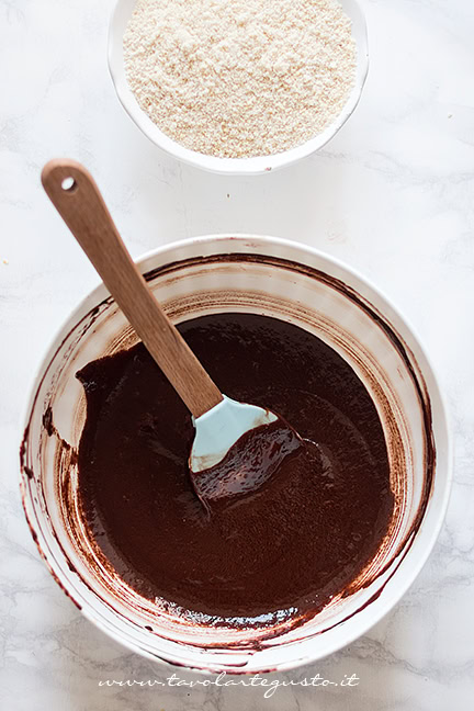 Aggiungere il cioccolato fuso - Ricetta Torta Caprese