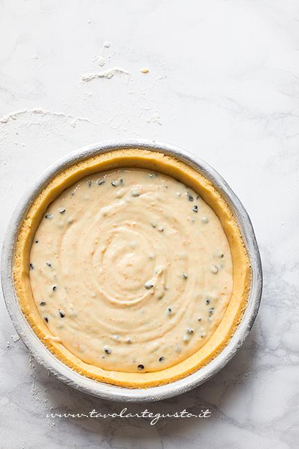 Aggiungere il ripieno - Ricetta Crostata di Ricotta Cremosa con gocce di cioccolato