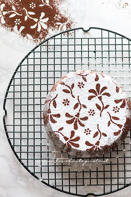 Decorare la Caprese con lo zucchero a velo - Ricetta Torta Caprese