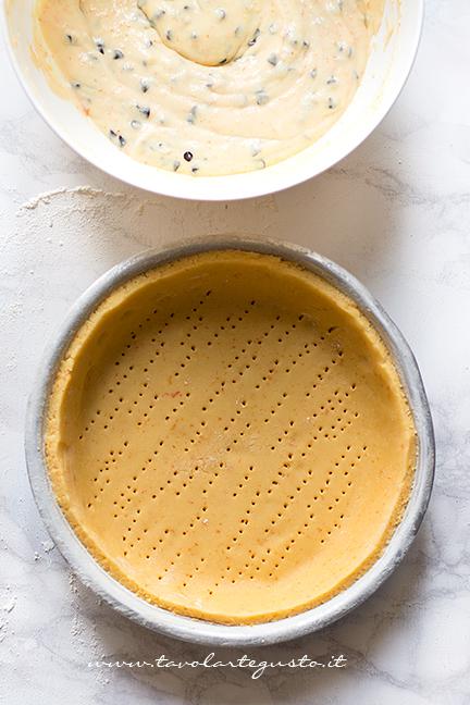 Foderare una tortiera con la frolla - Ricetta Crostata di Ricotta Cremosa con gocce di cioccolato