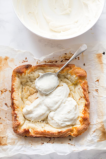 Adagiare la crema di ricotta sulla base di sfoglia - Ricetta Sfogliata di fragole