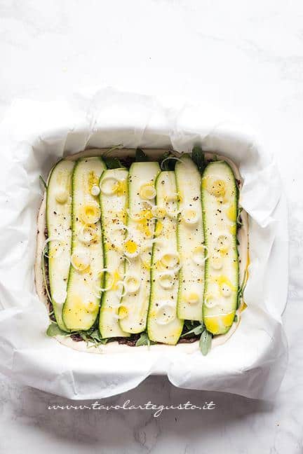 Aggiungere cipollotti affettati, olio, sale e pepe - Ricetta Schiacciata di Zucchine