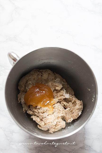 Aggiungere il miele - Ricetta Cornetti Integrali al miele