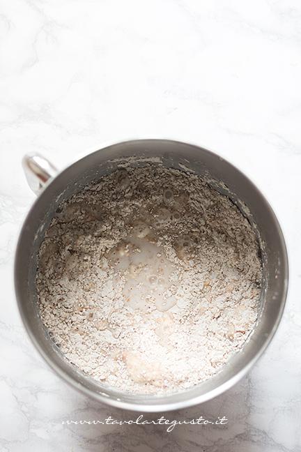 Aggiungere il resto della farina, acqaua, latte e zucchero - Ricetta Cornetti Integrali al miele