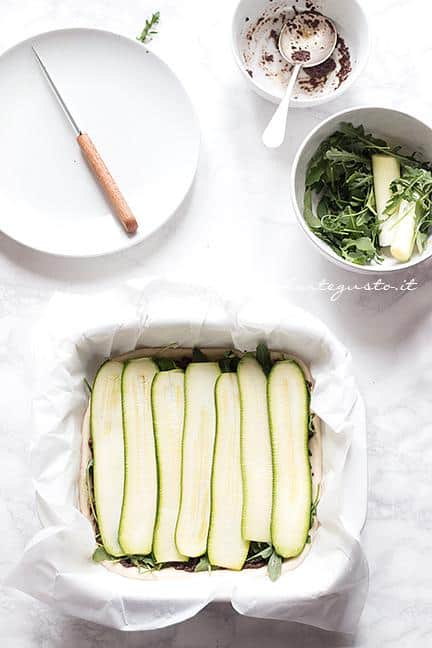 Aggiungere la rucola e le zucchine affettate - Ricetta Schiacciata di Zucchine
