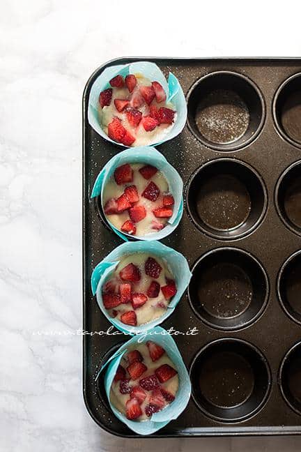 Aggiungere le fragole in superficie - Ricetta Muffin alle Fragole