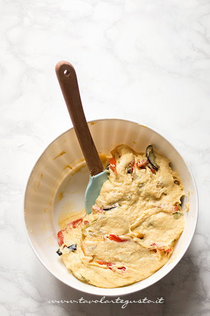 Aggiungere le verdure all'impasto - Ricetta Plumcake salato alle verdure