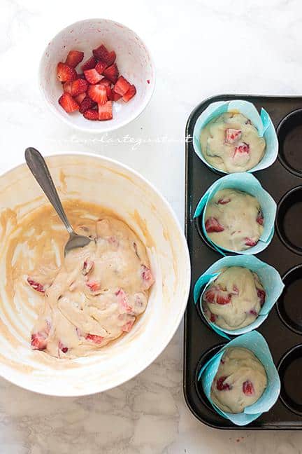 Distribuire l'impasto nei pirottini - Ricetta Muffin alle Fragole