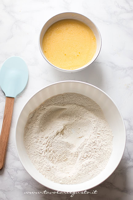 Dividere gli ingredienti secchi dai liquidi - Ricetta Plumcake salato alle verdure