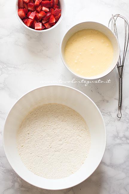 Dividere ingredienti secchi da quelli liquidi - Ricetta Muffin alle Fragole