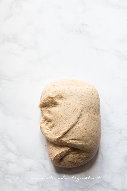 Fare le pieghe - Ricetta Cornetti Integrali al miele