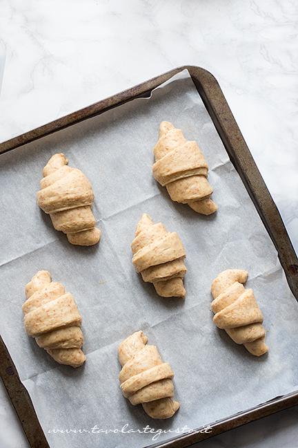 Lasciar lievitare i cornetti integrali - Ricetta Cornetti Integrali al miele