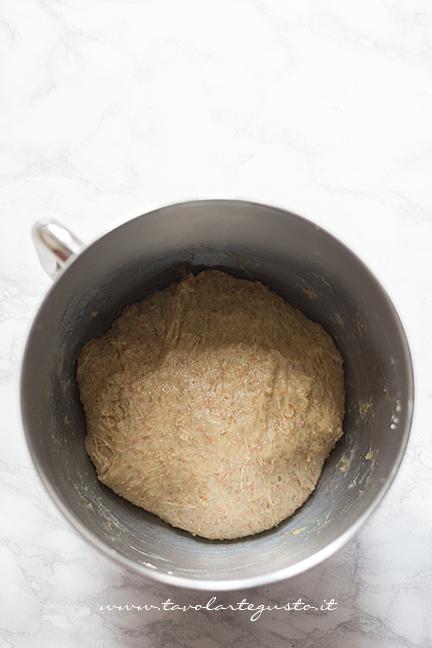 L'impasto dopo l'aggiunta di uova - Ricetta Cornetti Integrali al miele