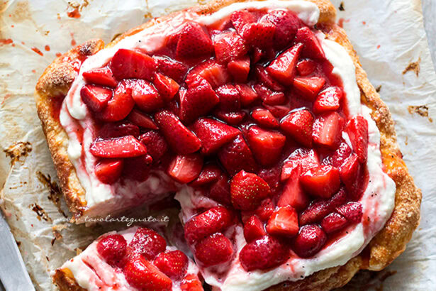 Sfogliata di fragole - Ricetta Sfogliata di fragole.