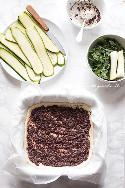 Spalmare il paté di olive - Ricetta Schiacciata di Zucchine