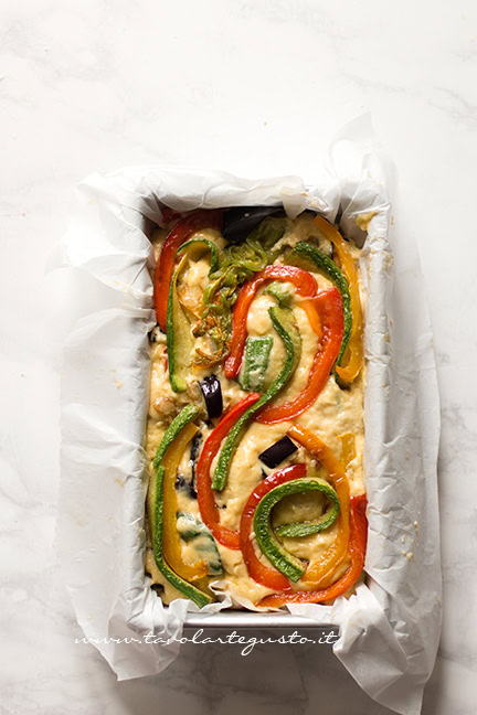 Versare l'impasto nello stampo e aggiungere le verdure in superficie - Ricetta Plumcake salato alle verdure