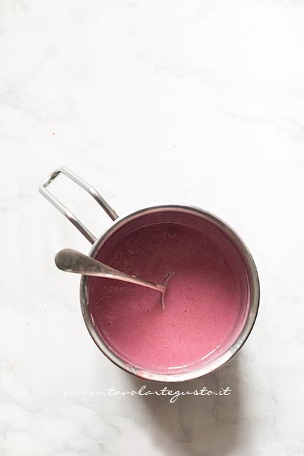 Aggiungere al succo di fragole il latte condensato - Ricetta Gelato alla Fragola