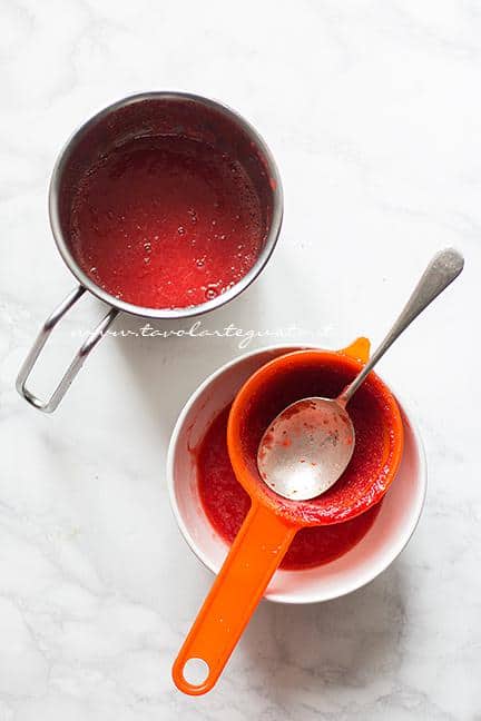 Filtrare il succo di fragole - Ricetta Gelato alla Fragola