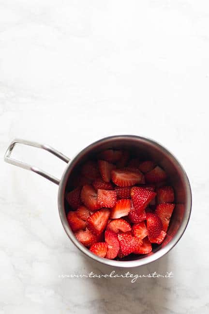 Fragole tagliate e pulite - Ricetta Gelato alla Fragola