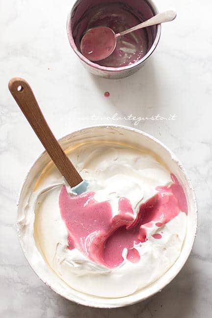 Versare il composto sulla panna montata - Ricetta Gelato alla Fragola