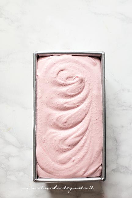 Versare il gelato alla fragola nello stampo - Ricetta Gelato alla Fragola