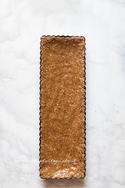 Rivestire con l'impasto uno stampo per crostata - Ricetta Crostata senza cottura alla frutta