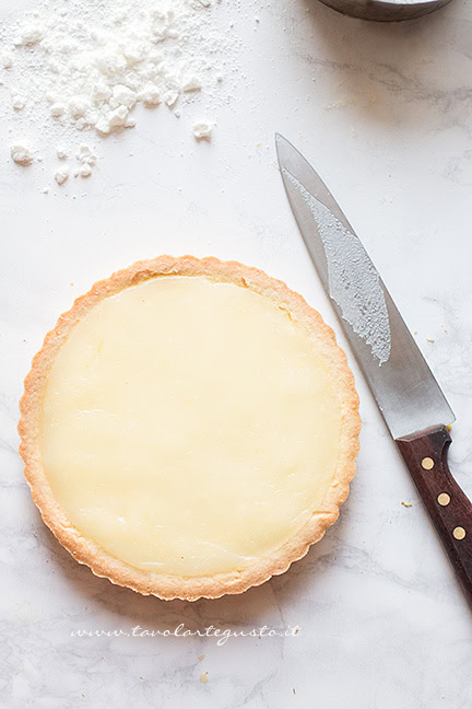 Stendere la Crema al limone nella Crostata - Ricetta Crostata al limone