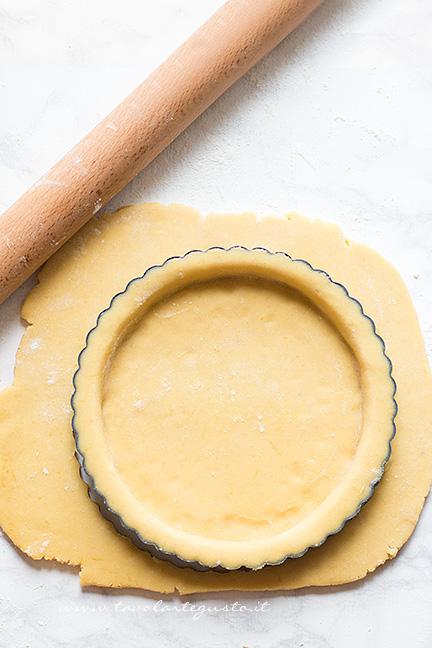 Stendere la frolla al limone nello stampo - Ricetta Crostata al limone