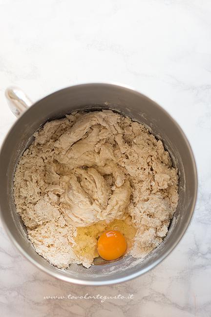 aggiungere le uova all impasto-ricetta panini al latte