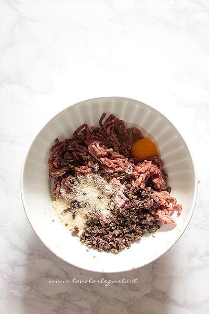 Aggiungere tutti gli ingredienti del ripieno in una ciotola - Ricetta Peperoni ripieni di carne