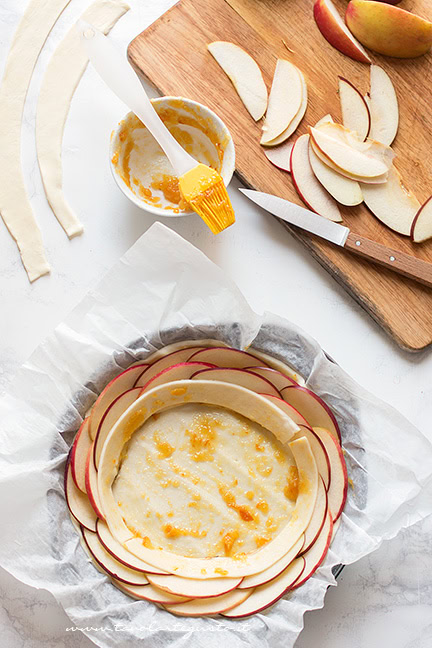 Alternare le fettine di mele con le strisce di pasta sfoglia - Ricetta Torta di mele e pasta sfoglia