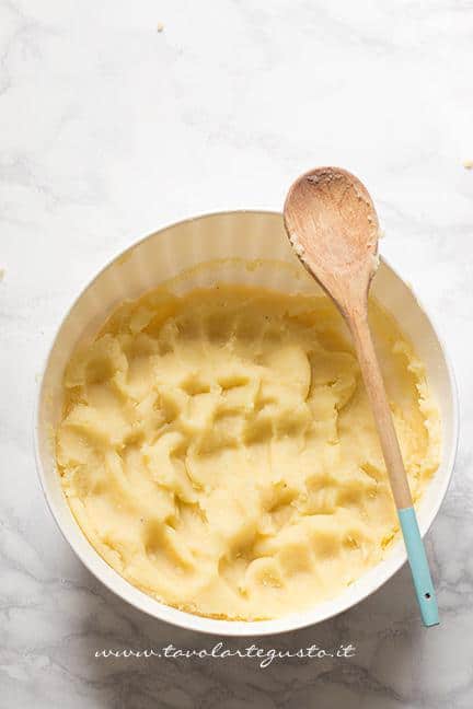Come fare il guscio dello sformato di patate2 - Ricetta Sformato di patate, salsiccia e broccoli