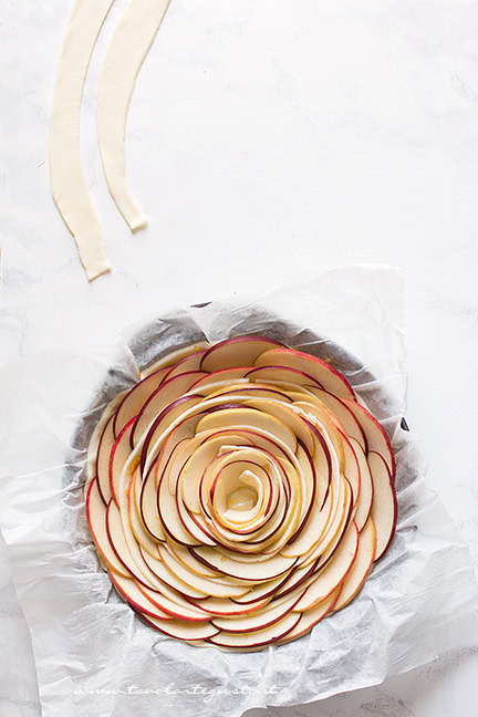 Come fare la spirale che forma una rosa di mele - Ricetta Torta di mele e pasta sfoglia