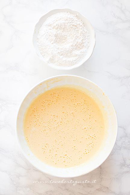 Dopo aver aggiunto olio e yogurt, aggiungete la farina - Ricetta Ciambellone allo yogurt