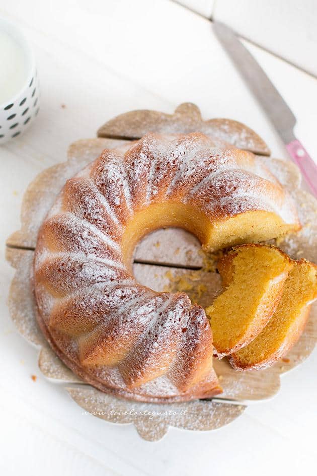 Fette di Ciambellone allo yogurt sofficissimo - Ricetta Ciambellone allo yogurt