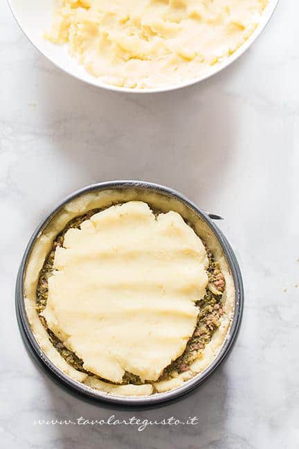 Richiudere con impasto delle patate - Ricetta Sformato di patate, salsiccia e broccoli