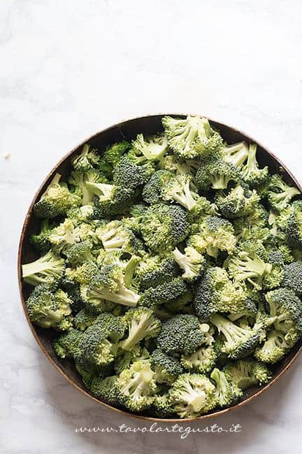 Saltare in padella i broccoletti - Ricetta Sformato di patate, salsiccia e broccoli