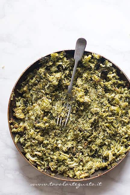 Schiacciare i broccoli con la forchetta - Ricetta Sformato di patate, salsiccia e broccoli