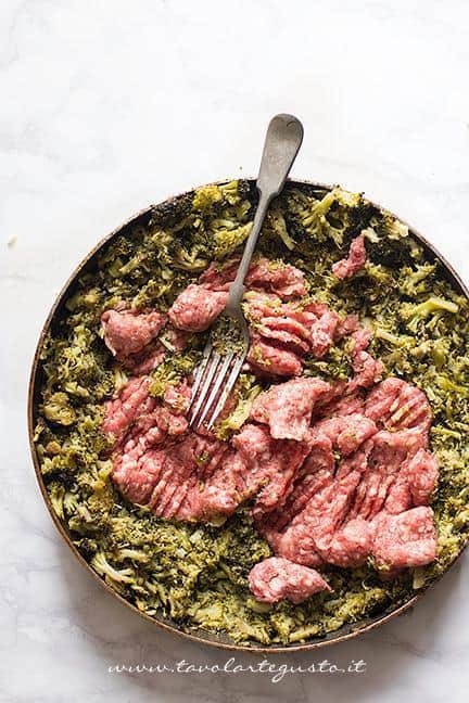 Schiacciare la salsiccia - Ricetta Sformato di patate, salsiccia e broccoli