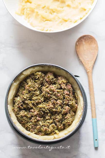 aggiungere il ripieno di broccoli e salsiccia - Ricetta Sformato di patate, salsiccia e broccoli
