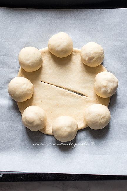 Adagiare sui bordi del cerchio le palline - Ricetta Corona Salata di pan brioche
