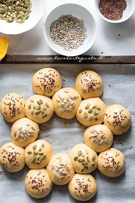 Aggiungere i semi sulla Corona - Ricetta Corona Salata di pan brioche