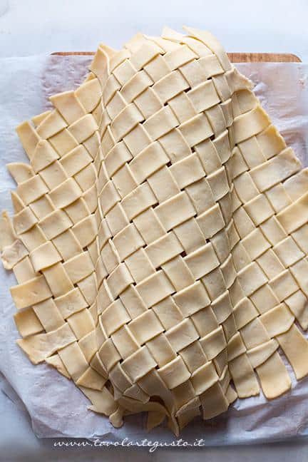 Avvolgere il polpettone nella crosta - Ricetta Polpettone in Crosta