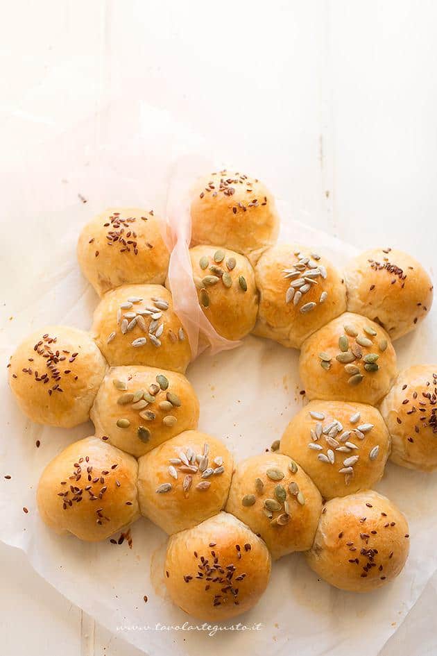 Corona salata di palline di pan brioche - Ricetta Corona salata di pan brioche