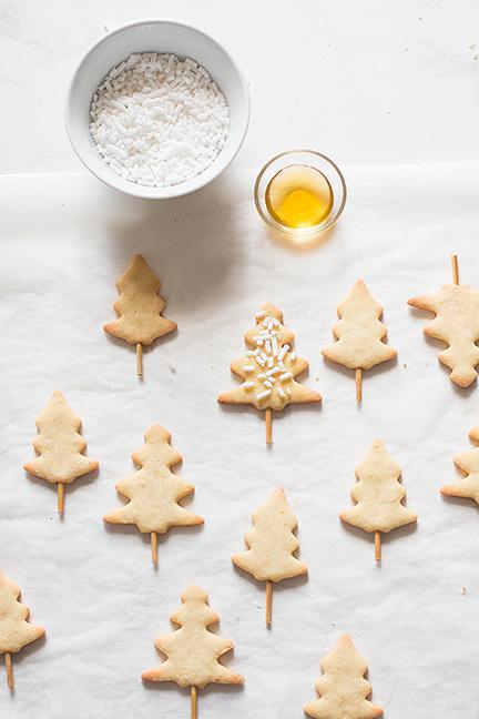 Decorare gli alberelli con granella di zucchero - Ricetta Crostata di Natale