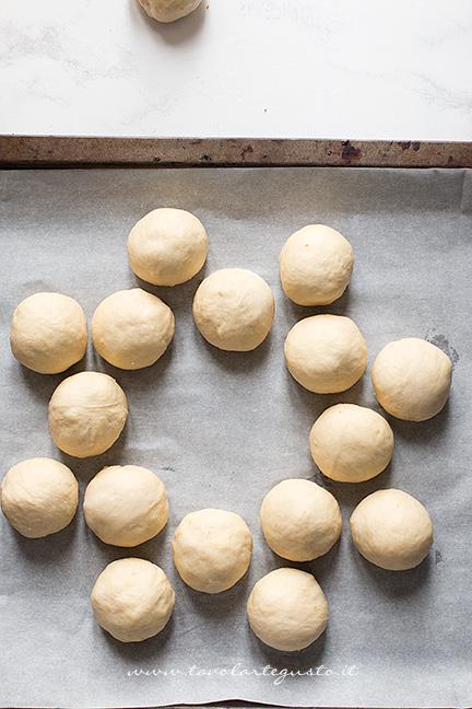 Disporre le palline in cerchio - Ricetta Corona Salata di pan brioche