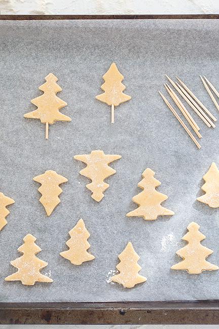 Inserire gli stecchini nei biscotti come supoorto - Ricetta Crostata di Natale