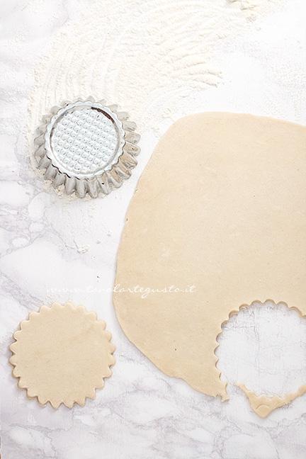 Intagliare le basi per il guscio - Ricetta Mince Pies