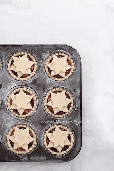 Mince Pies pronti per essere infornati - Ricetta Mince Pies