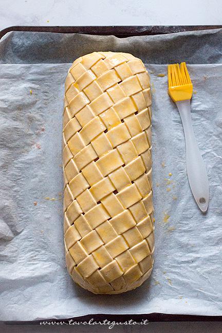 Pennellare il polpettone - Ricetta Polpettone in Crosta